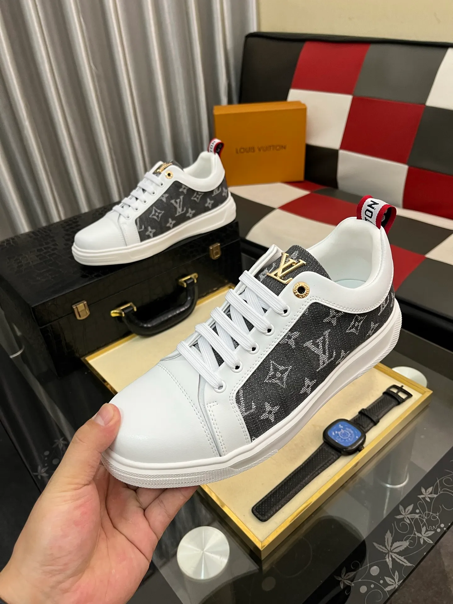 Men's shoes 💰400⌚️⌚️《Louis vuitton/LV Louis Vuitton》original quality.~ Unique modern style sneakers. 🏃A must-have casual shoe for trendy men😍😍 Original brand imported from Italy, imported original leather, cowhide lining (refuses to discolor and grind feet) sole: original sole provided by the original factory, French lazy style design ⚠️Fit to the feet, original quality, super comfortable original sole. Code number: 38-443️⃣Colors available